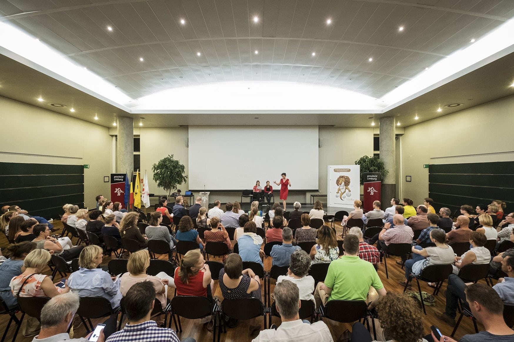 Improvisatietheater als intermezzo op studiedagen en andere bijeenkomsten. Hier voor de nieuwe missie en visie van de provincie Limburg.