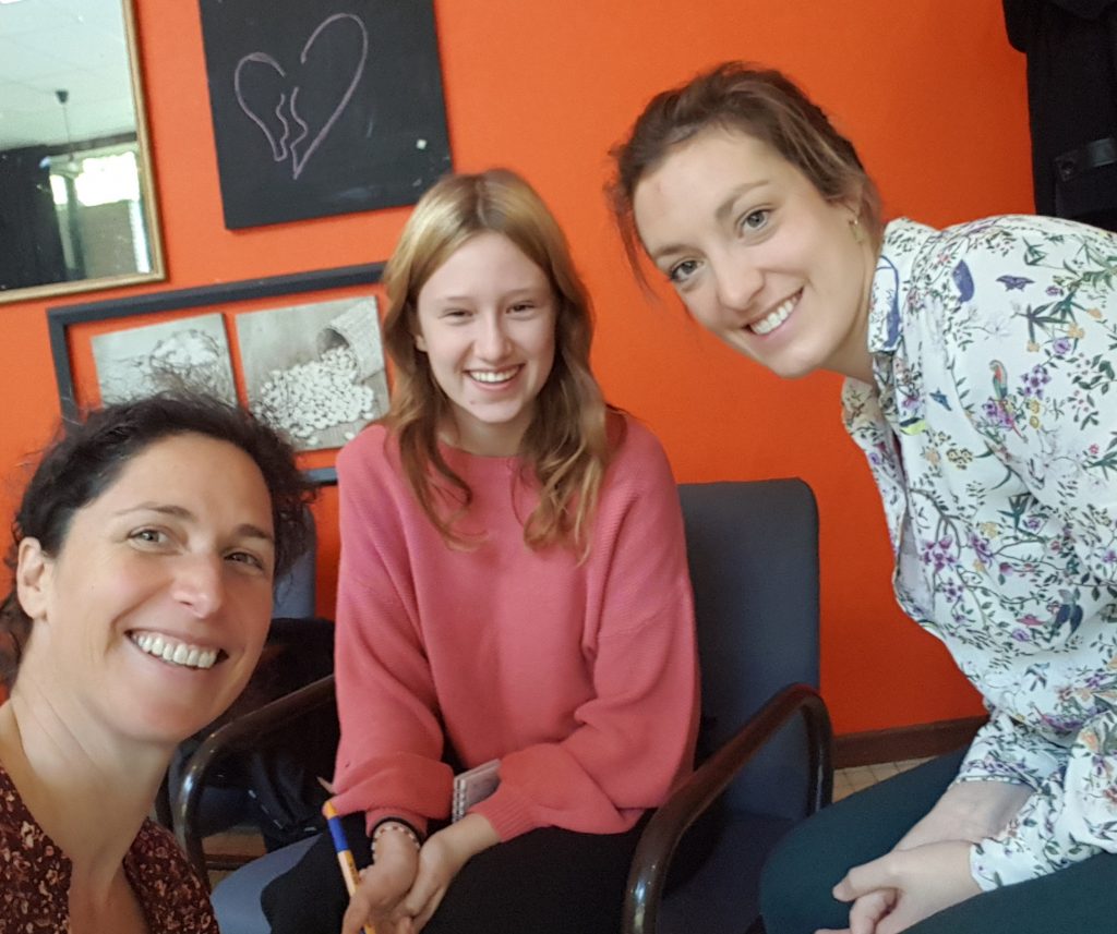 Céleste op actieve stage bij inspinazie, hier samen met Charlotte en Nathalie